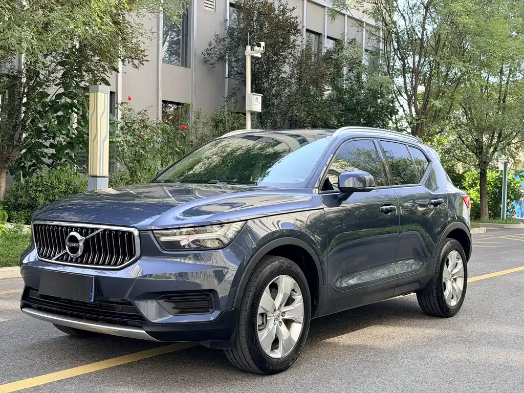 Volvo XC40 2022 — фото 1