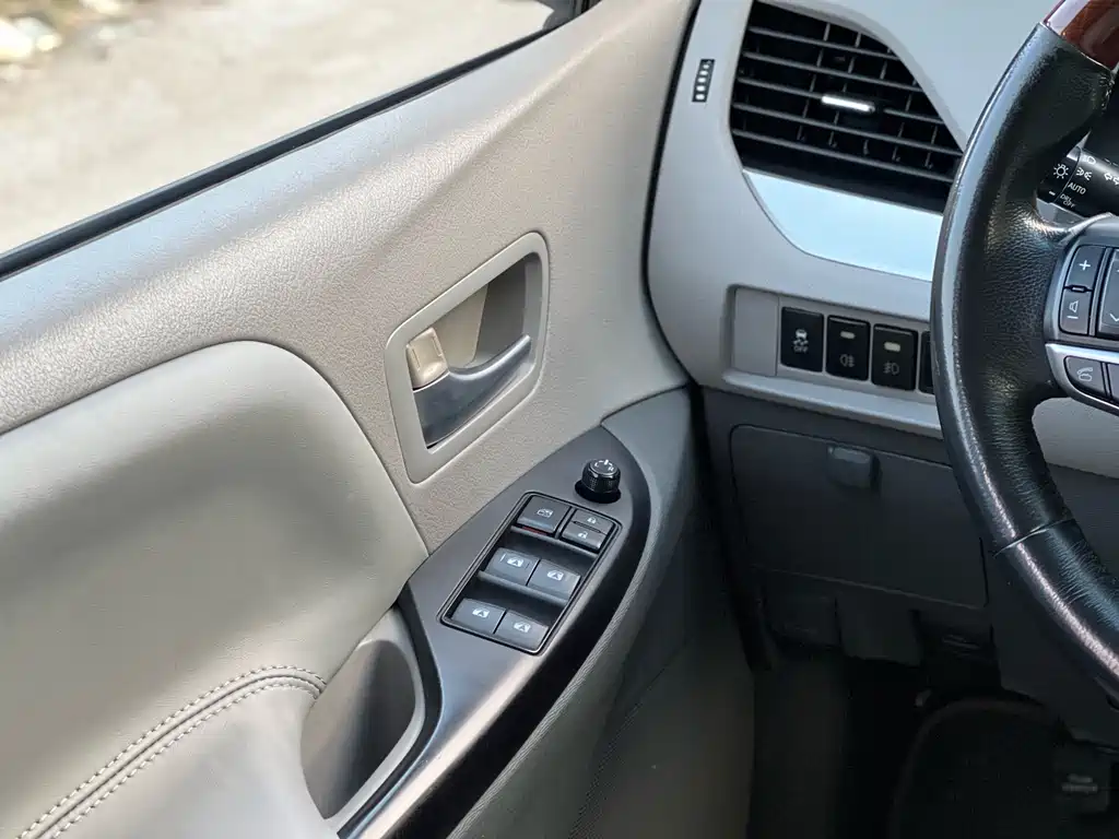 Toyota Sienna 2017 — фото 21
