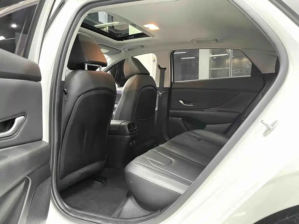 Hyundai Elantra 2023 — фото 10