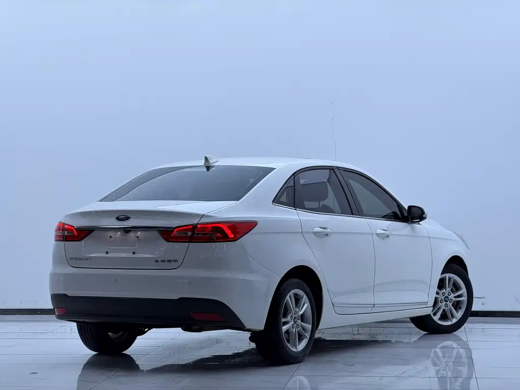 Ford Escort 2020 — фото 15