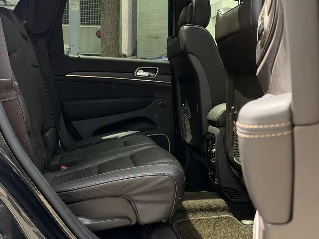 Jeep Grand Cherokee 2015 — фото 12