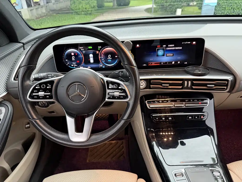 Mercedes-Benz EQC 2020 — фото 13