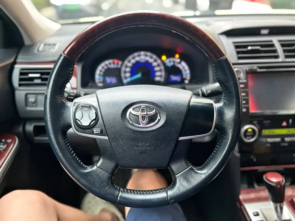 Toyota Camry 2014 — фото 10