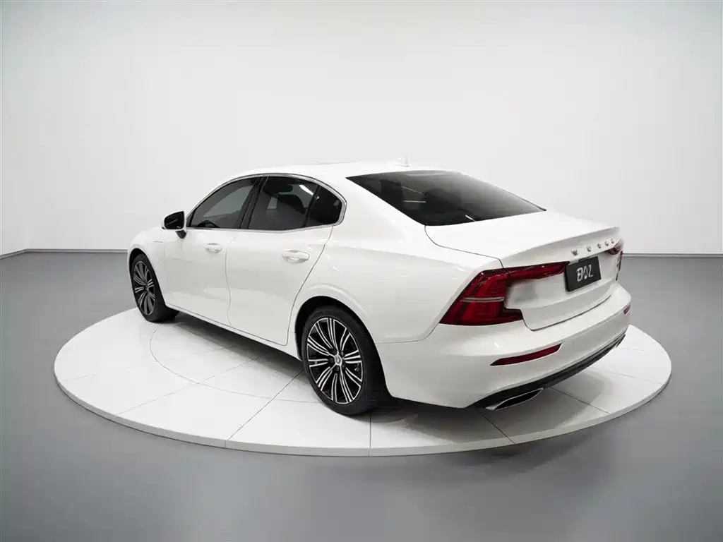 Volvo S60 PHEV 2022 — фото 5