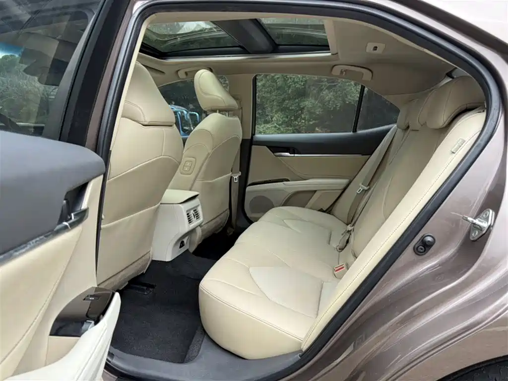 Toyota Camry 2019 — фото 13