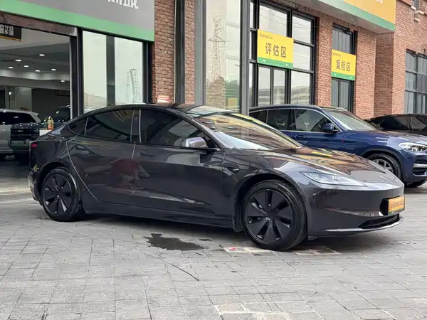 Tesla Model 3 2024