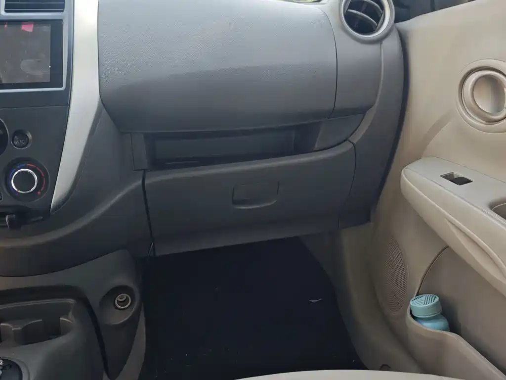 Nissan Sunny 2016 — фото 12