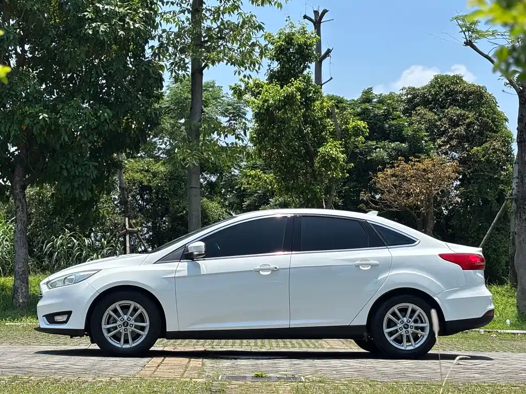 Ford Focus 2016 — фото 10