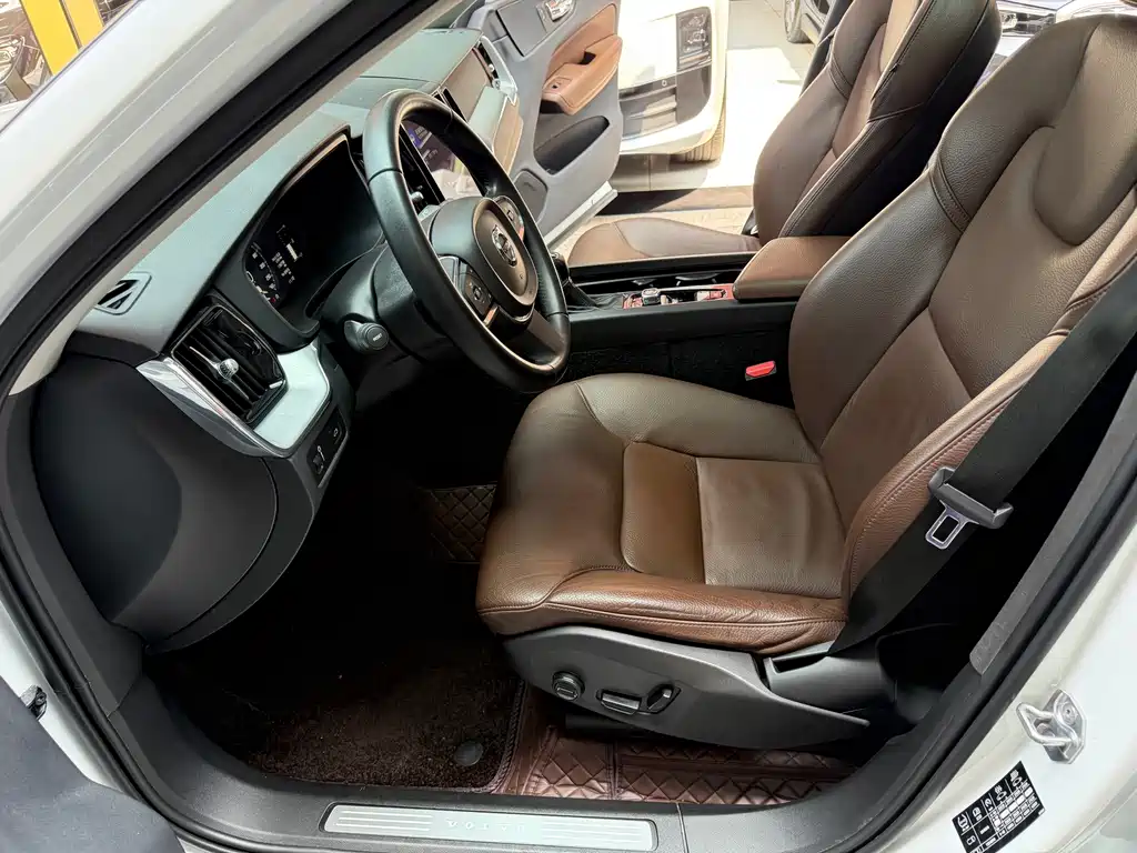 Volvo XC60 2018 — фото 10