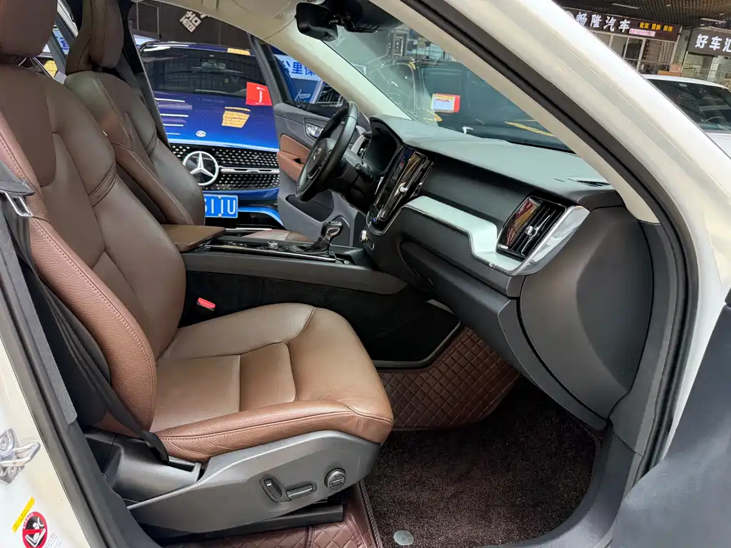 Volvo XC60 2018 — фото 19