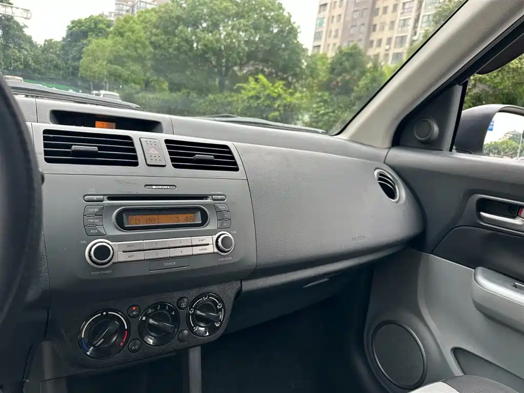 Suzuki Swift 2013 — фото 16