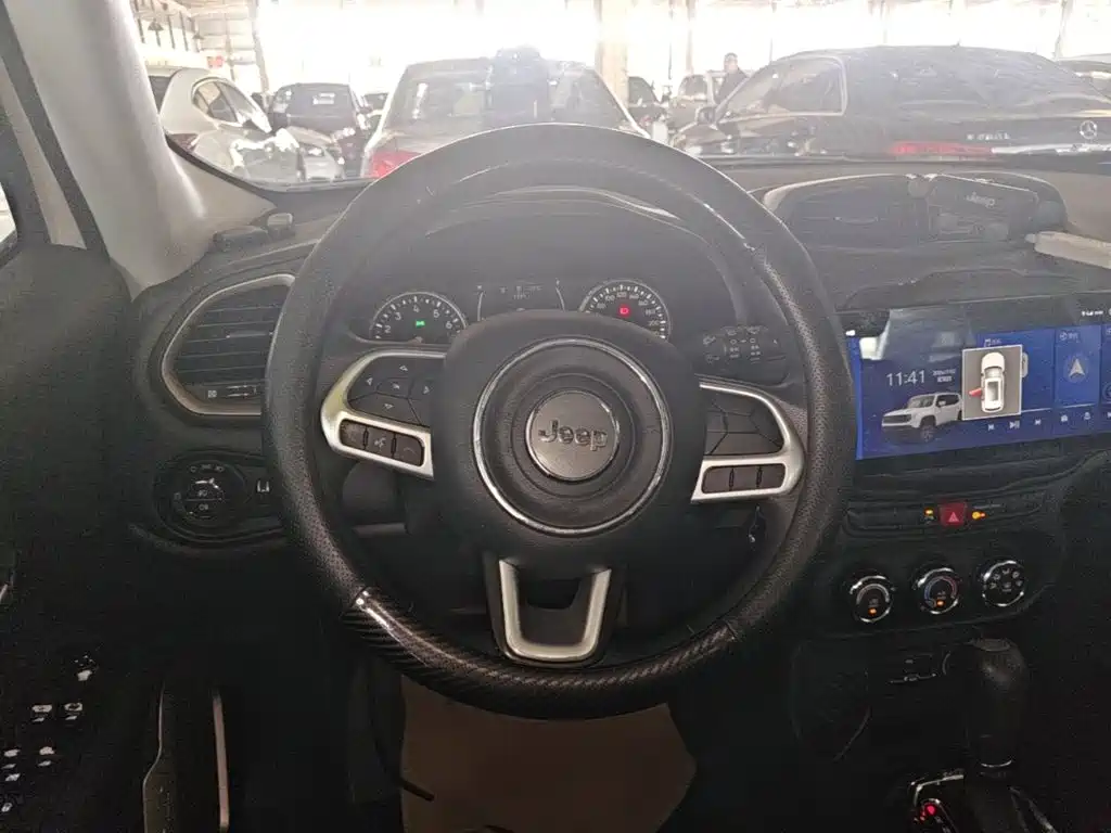 Jeep Renegade 2017 — фото 11