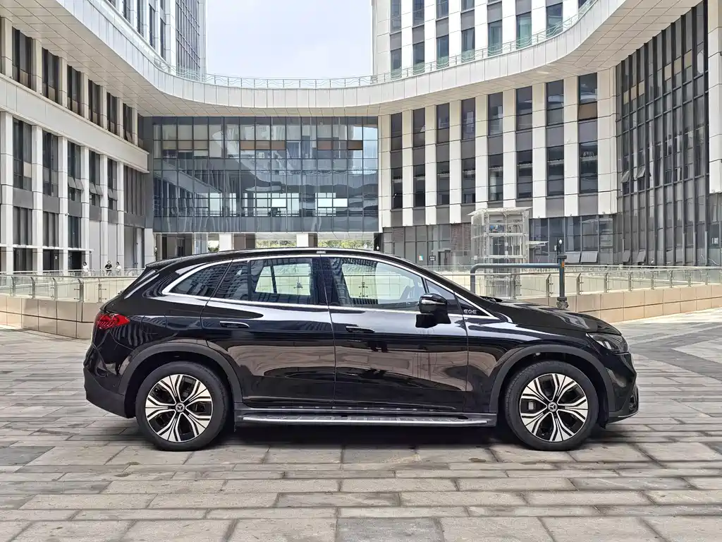 Mercedes-Benz EQE SUV 2025