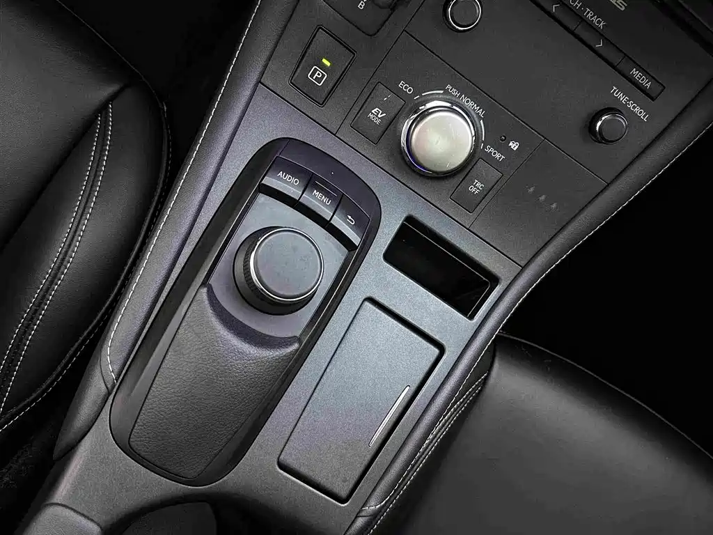 Lexus CT 2017 — фото 11