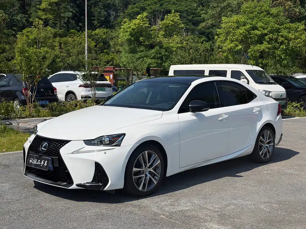 Lexus IS 2018 — фото 1