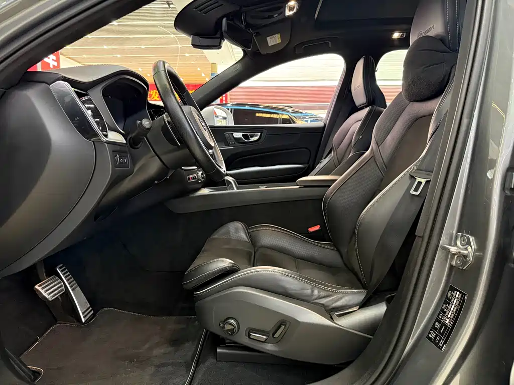 Volvo XC60 Plug-In Hybrid 2019 — фото 14