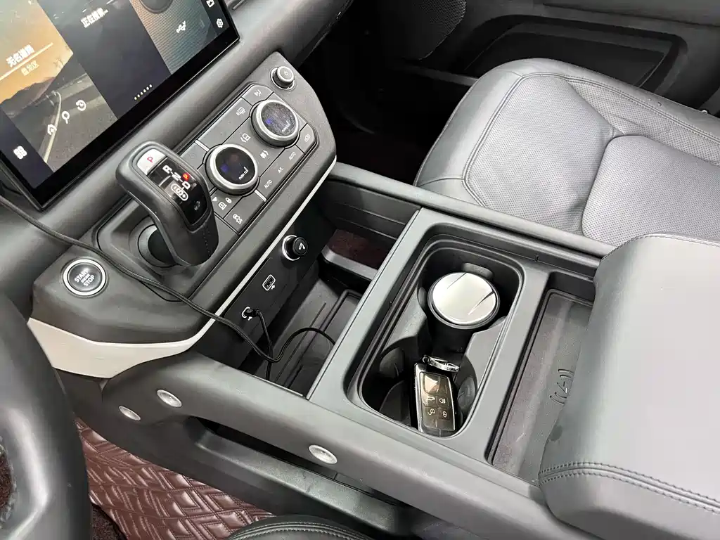 Land Rover Defender 2022 — фото 29