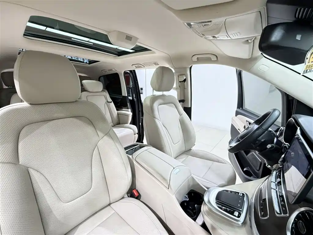 Mercedes-Benz V-Class 2022 — фото 19