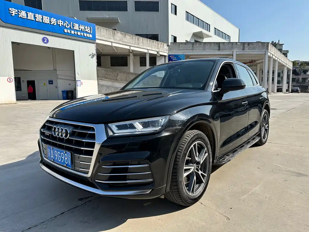 Audi Q5L 2020 — фото 1