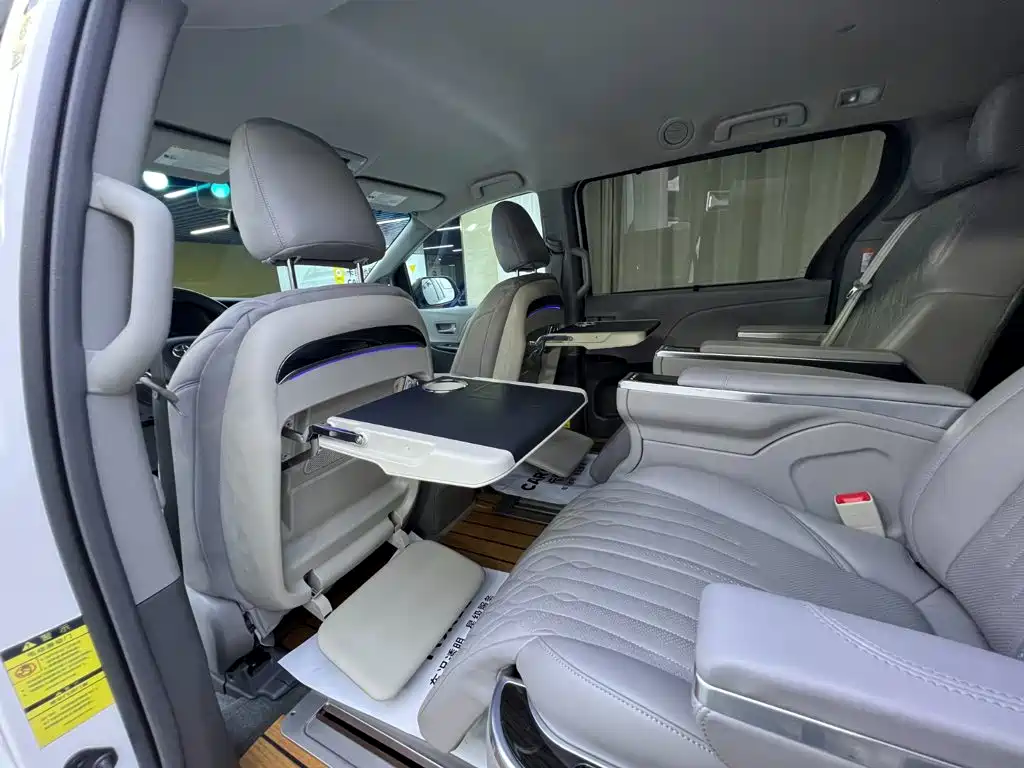 Toyota Sienna 2015 — фото 10