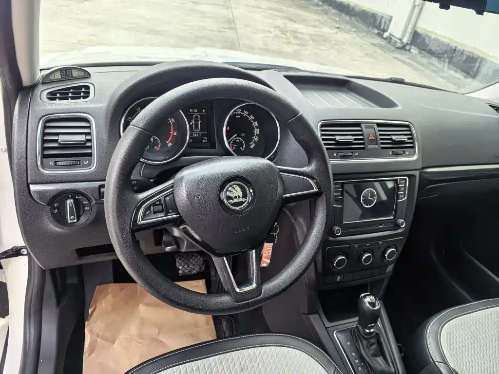 Skoda Yeti 2018 — фото 10