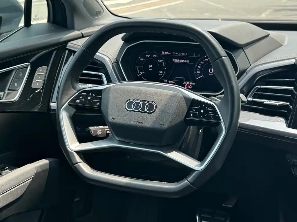 Audi Q4 e-tron 2023 — фото 20