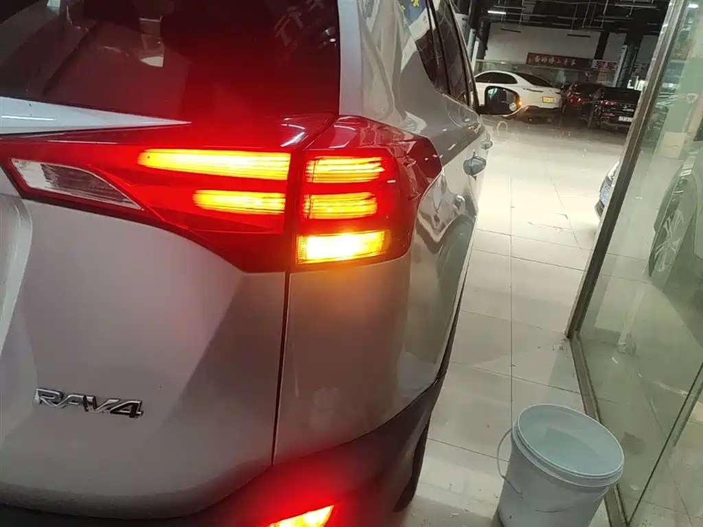 Toyota RAV4 2015 — фото 8