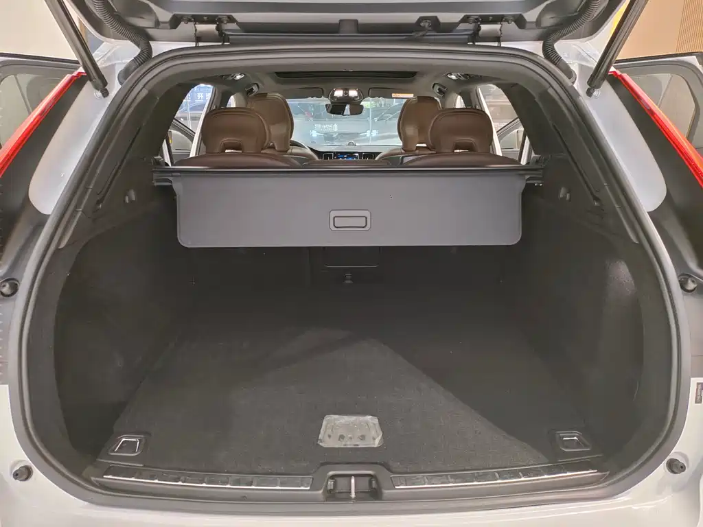 Volvo XC60 2022 — фото 13