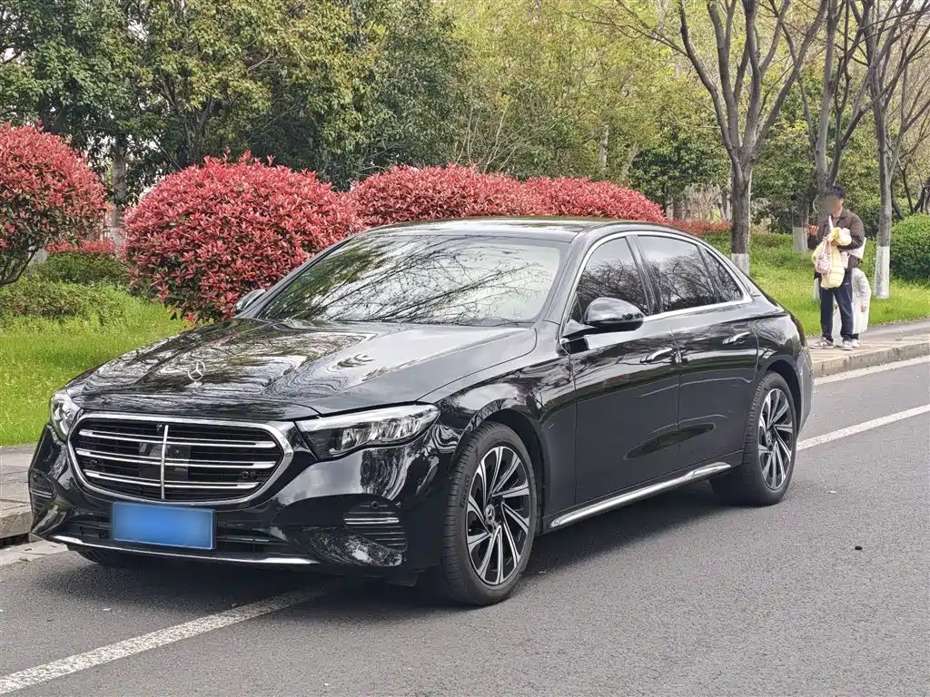 Mercedes-Benz E-Class 2025 — фото 1