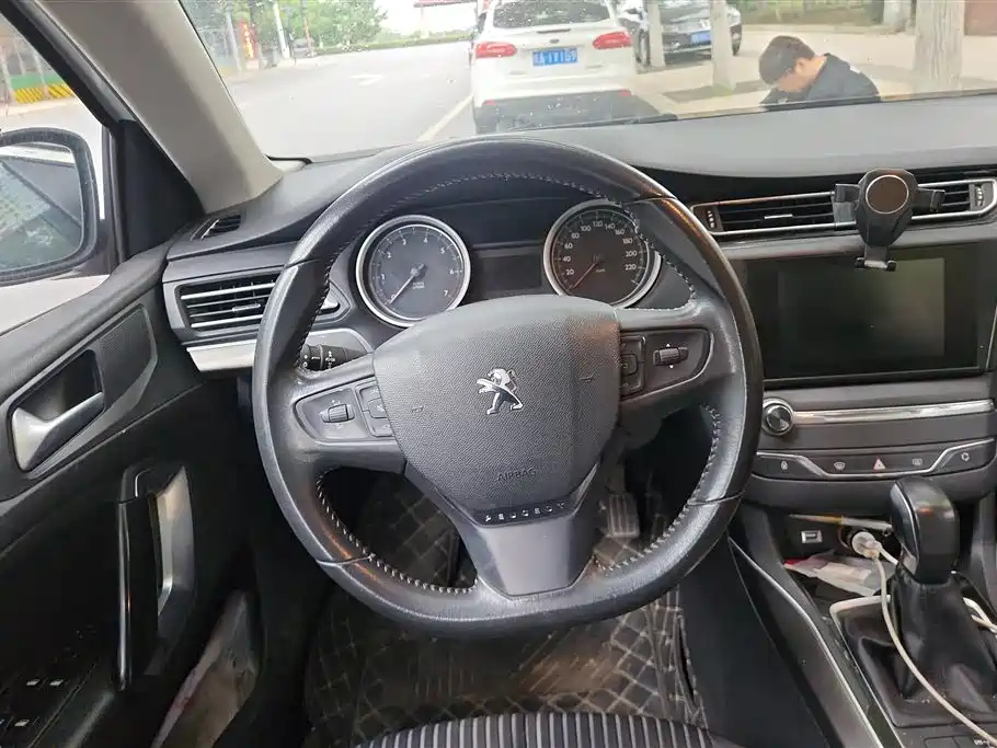 Peugeot 408 2016 — фото 15