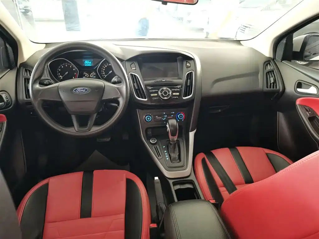 Ford Focus 2018 — фото 10