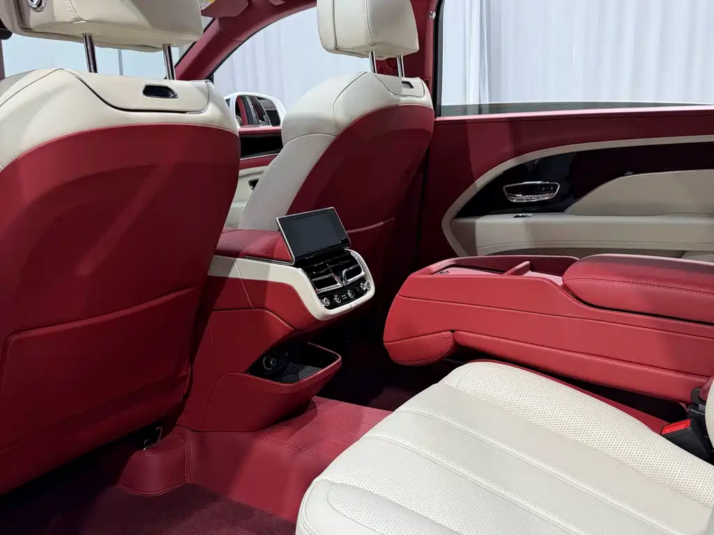 Bentley Bentayga 2024 — фото 12