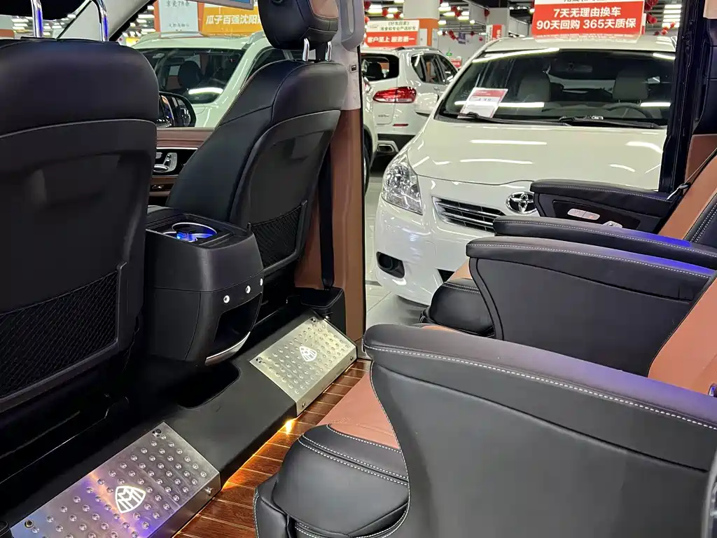 Mercedes-Benz V-Class 2018 — фото 15
