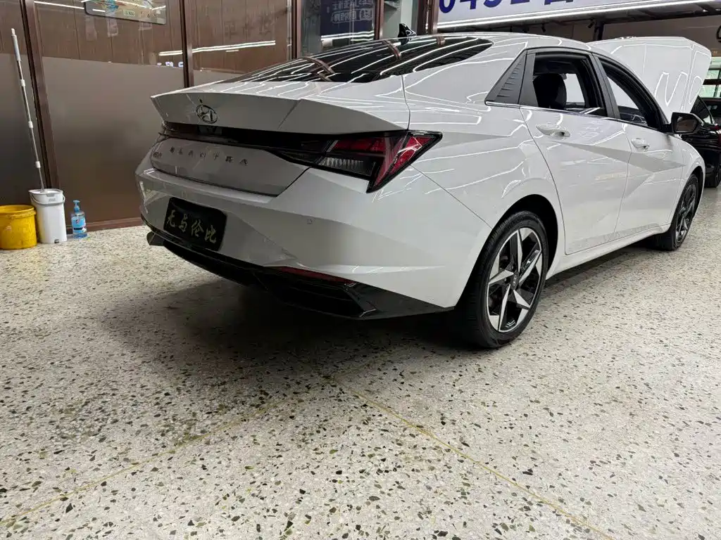 Hyundai Elantra 2023 — фото 11