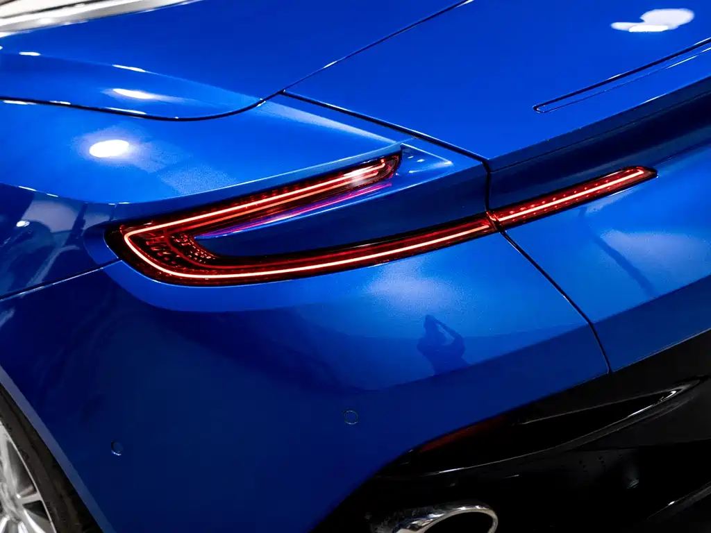 Aston Martin DB11 2019 — фото 16