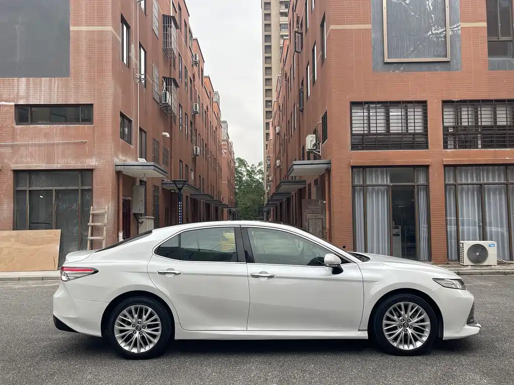 Toyota Camry 2018 — фото 4