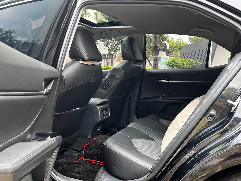 Toyota Camry 2023 — фото 12