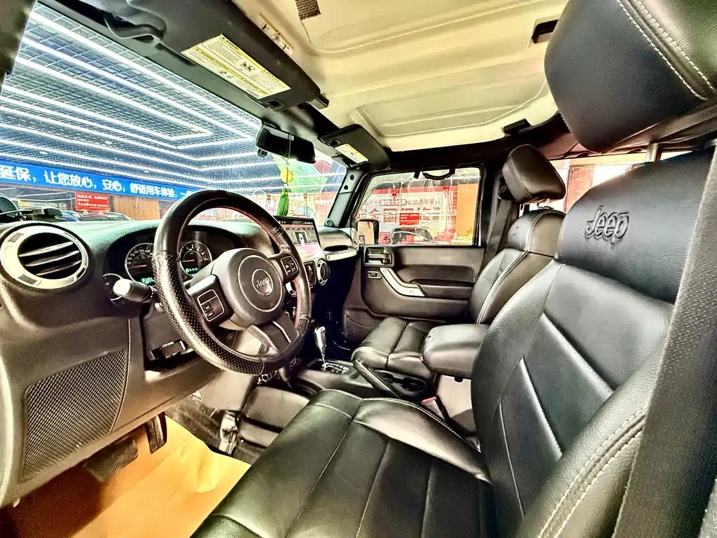 Jeep Wrangler 2013 — фото 8