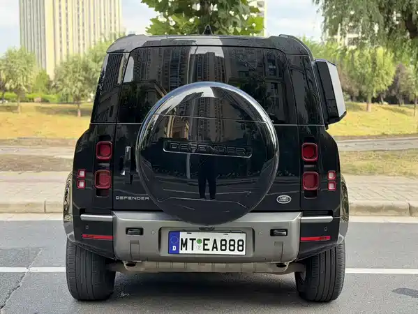 Land Rover Defender 2024