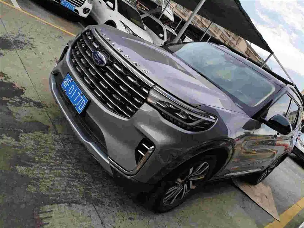 Ford Explorer 2023 — фото 1