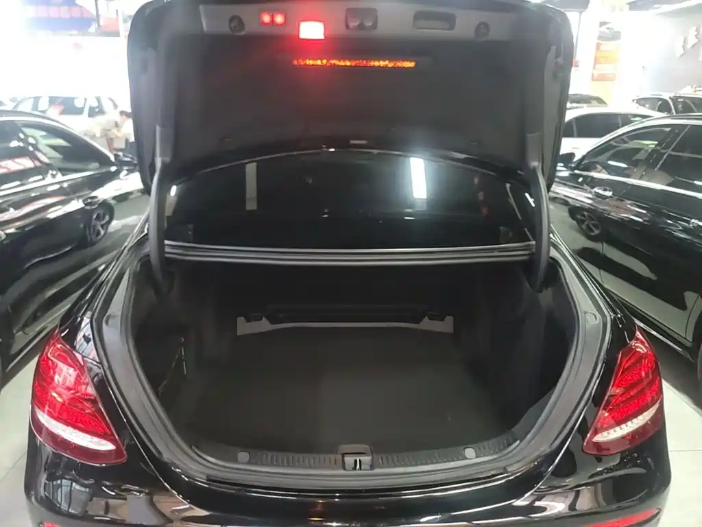 Mercedes-Benz E-Class 2019 — фото 19