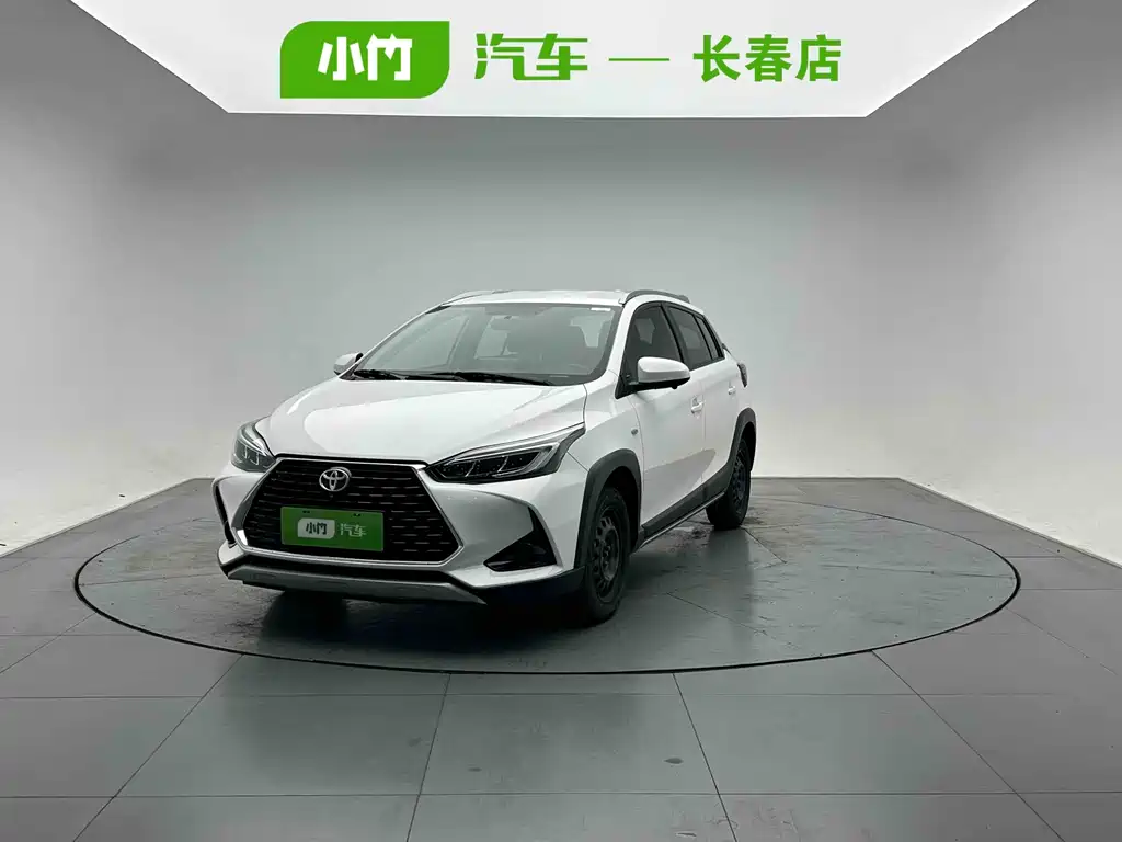 Toyota Yaris L 2022 — фото 1