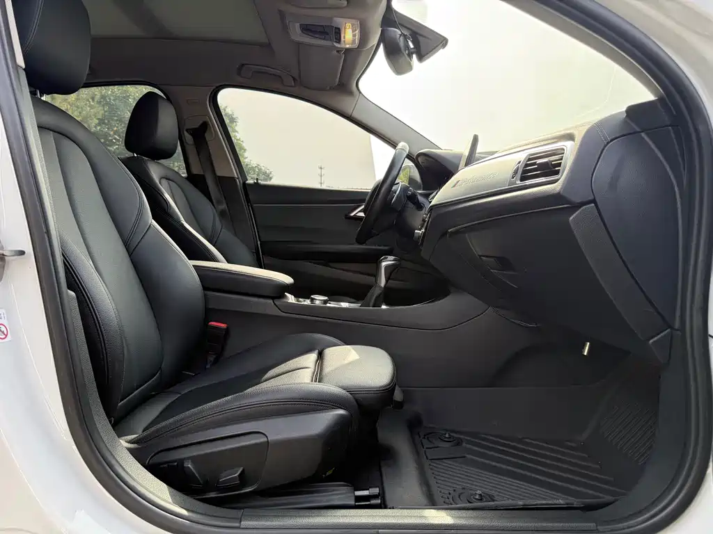 BMW 1 Series 2018 — фото 10