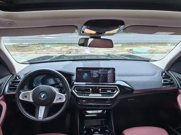 BMW iX3 2024