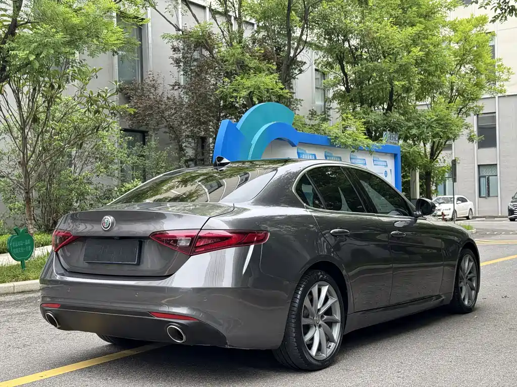 Alfa Romeo Giulia 2021 — фото 11