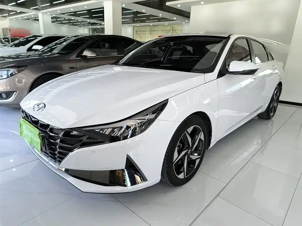 Hyundai Elantra 2023 — фото 1