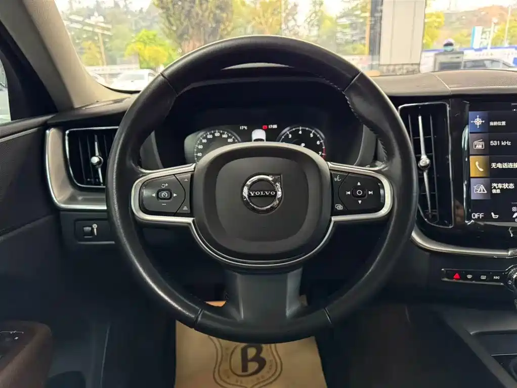 Volvo XC60 2018 — фото 9