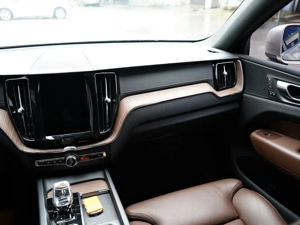Volvo XC60 2023 — фото 15