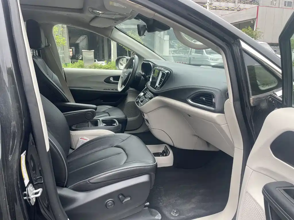 Chrysler Grand Voyager PHEV 2025 — фото 17