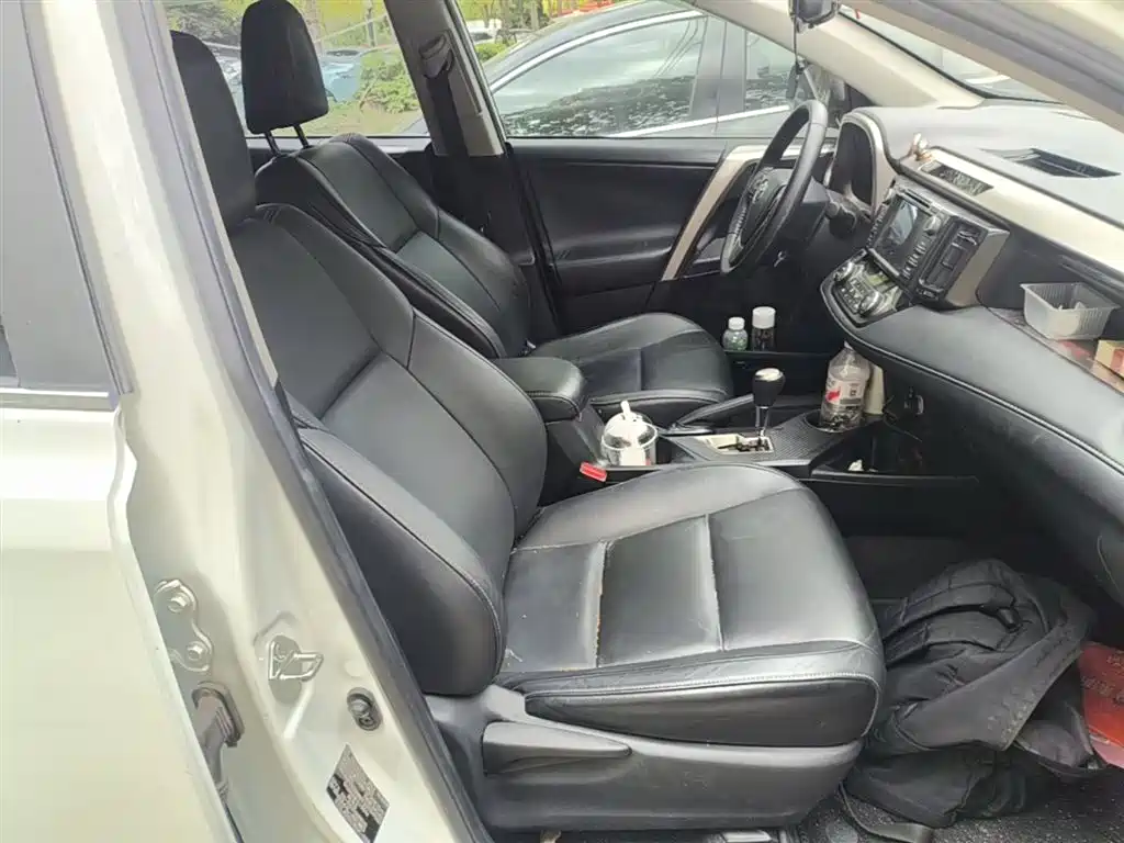 Toyota RAV4 2015 — фото 25